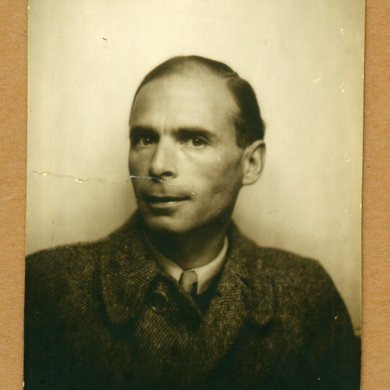 Der Maler Felix Nussbaum auf einem Passfoto aus dem Jahr 1942. Foto: Felix-Nussbaum-Haus