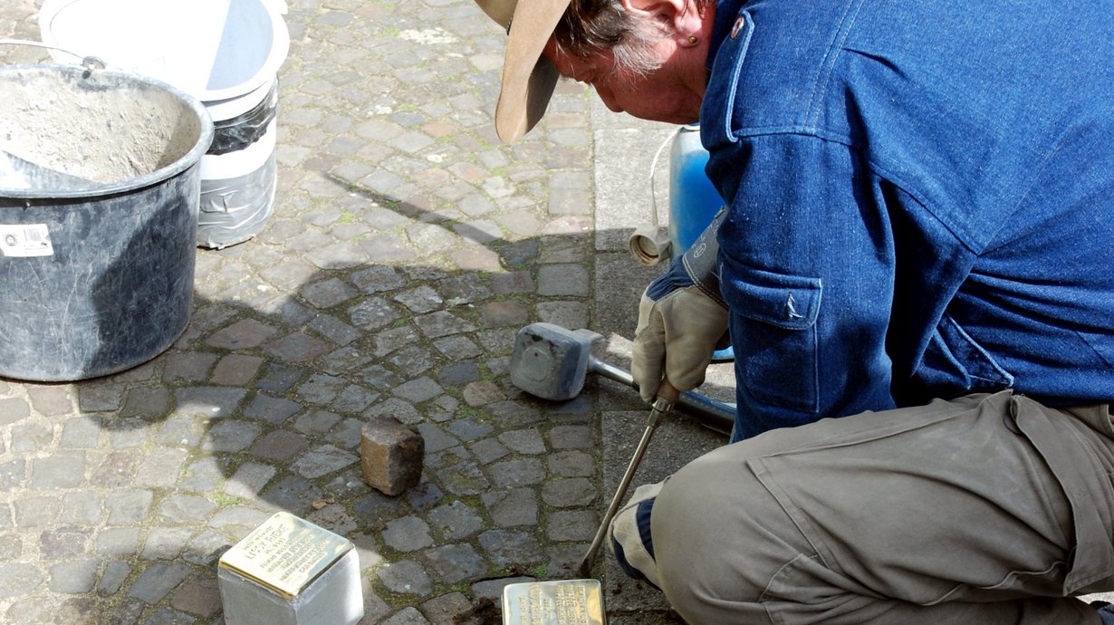 Künstler Gunter Demnig verlegt Stolpersteine in Osnabrück