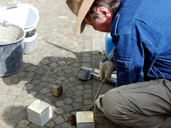 Künstler Gunter Demnig verlegt Stolpersteine in Osnabrück