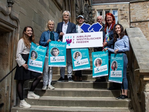 von links: Alice Cadeddu (Erich Maria Remarque-Friedenszentrum), Christine Grewe (Büro für Friedenskultur), Dr. Johannes Dälken (Felicitas und Werner Egerland-Stiftung), Simon Niemann (Künstler, Theaterpädagoge), Alfred Rotert (European Media Art-Festival), Patricia Mersinger (Fachbereich Kultur), Anush Darbinyan (Büro für Friedenskultur)