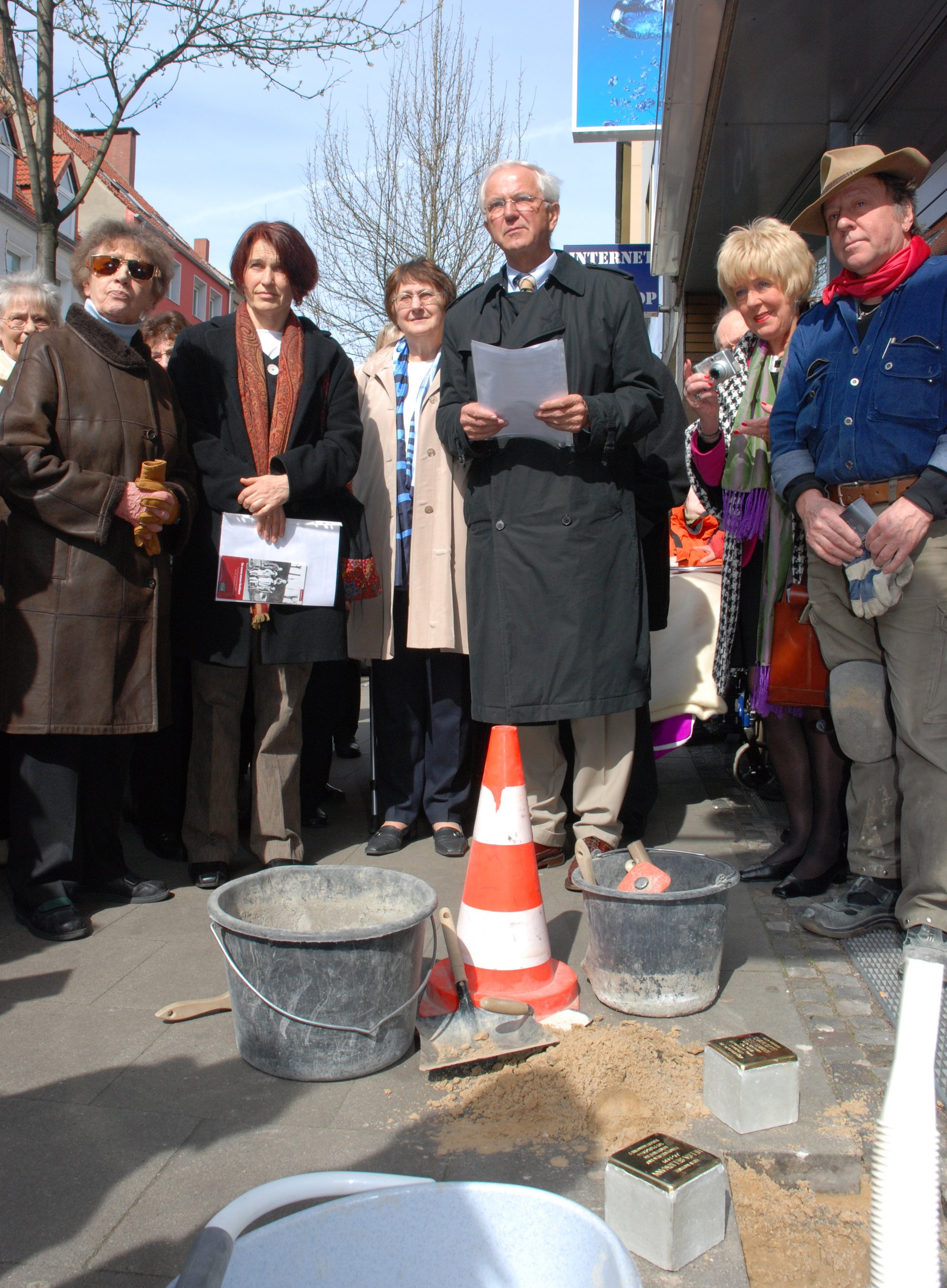 Bürger verlegen neue Stolpersteine