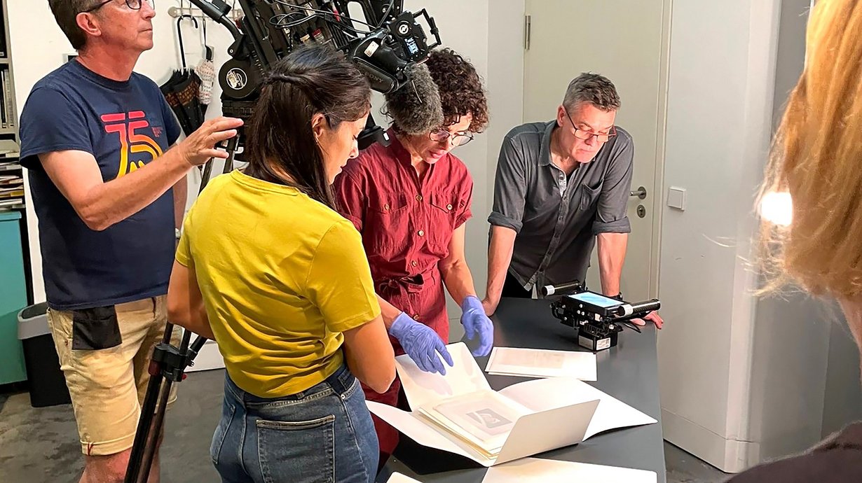 Ein Team des WDR dreht eine Folge der „Sendung mit der Maus“ im Felix-Nussbaum-Haus in Osnabrück. Mit dabei ist die Kuratorin Anne Sibylle Schwetter.