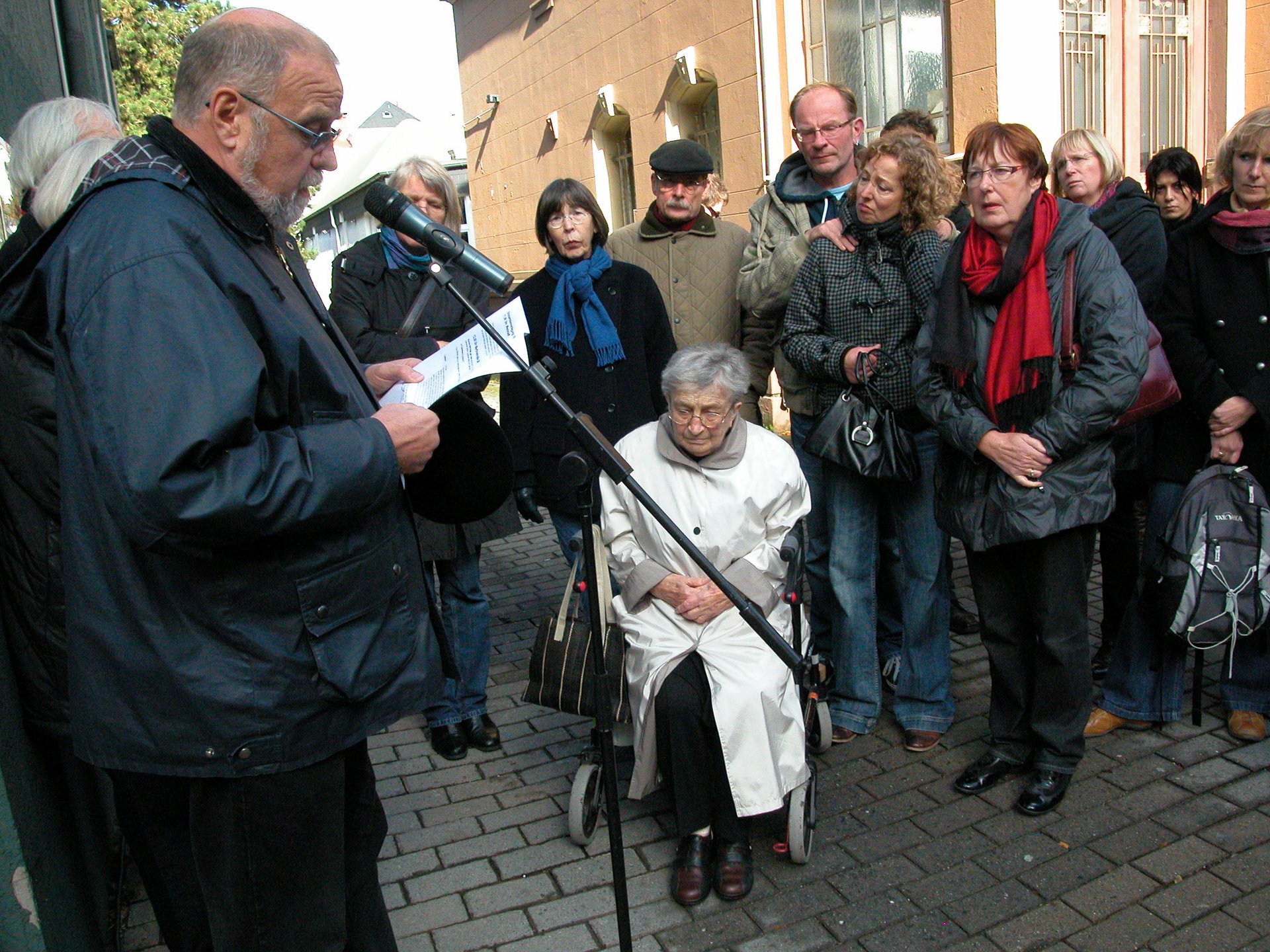 Bürger beim Verlegen eines Stolpersteins