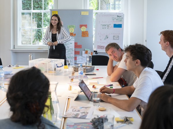 Junge Menschen in einem Büro erarbeiten ein Projekt