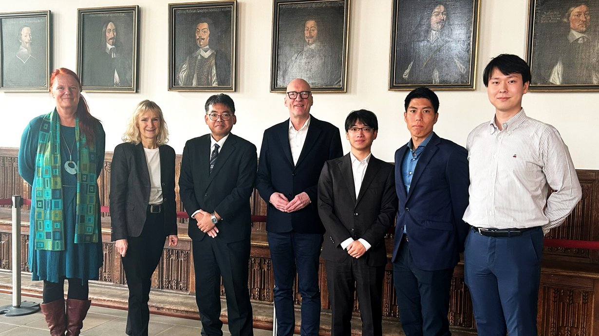 Patricia Mersinger (Fachbereich Kultur. links), Christine Grewe (Büro für Friedenskultur), Takao Aharen (Präfekturregierung Okinawa), Stadtrat Wolfgang Beckermann, Tsuyoshi Ohata (Nomura Research Institute, Tokio), Yu Shinyashiki (Präfekturregierung Okinawa), Ge Meng (Nomura-Forschungsinstitut, Tokio).