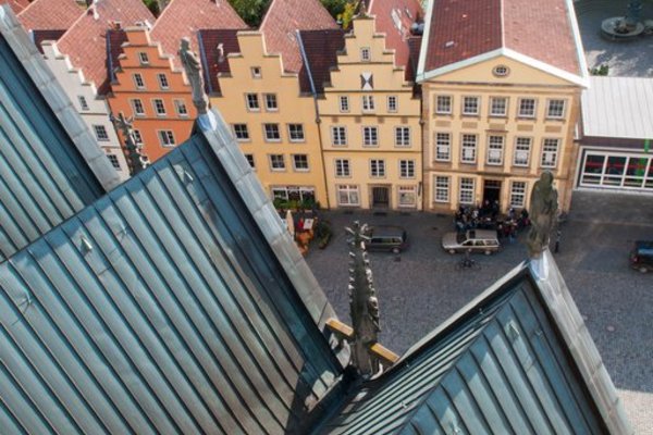 Das Erich Maria Remarque-Friedenszentrum (rechts) reiht sich ein in die Stadthäuser und Stadtbibliothek ganz in der Nähe vom Rathaus und Marienkirche. Foto: Janin Arntzen