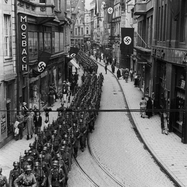 Straße mit einem Aufmarsch vieler Menschen