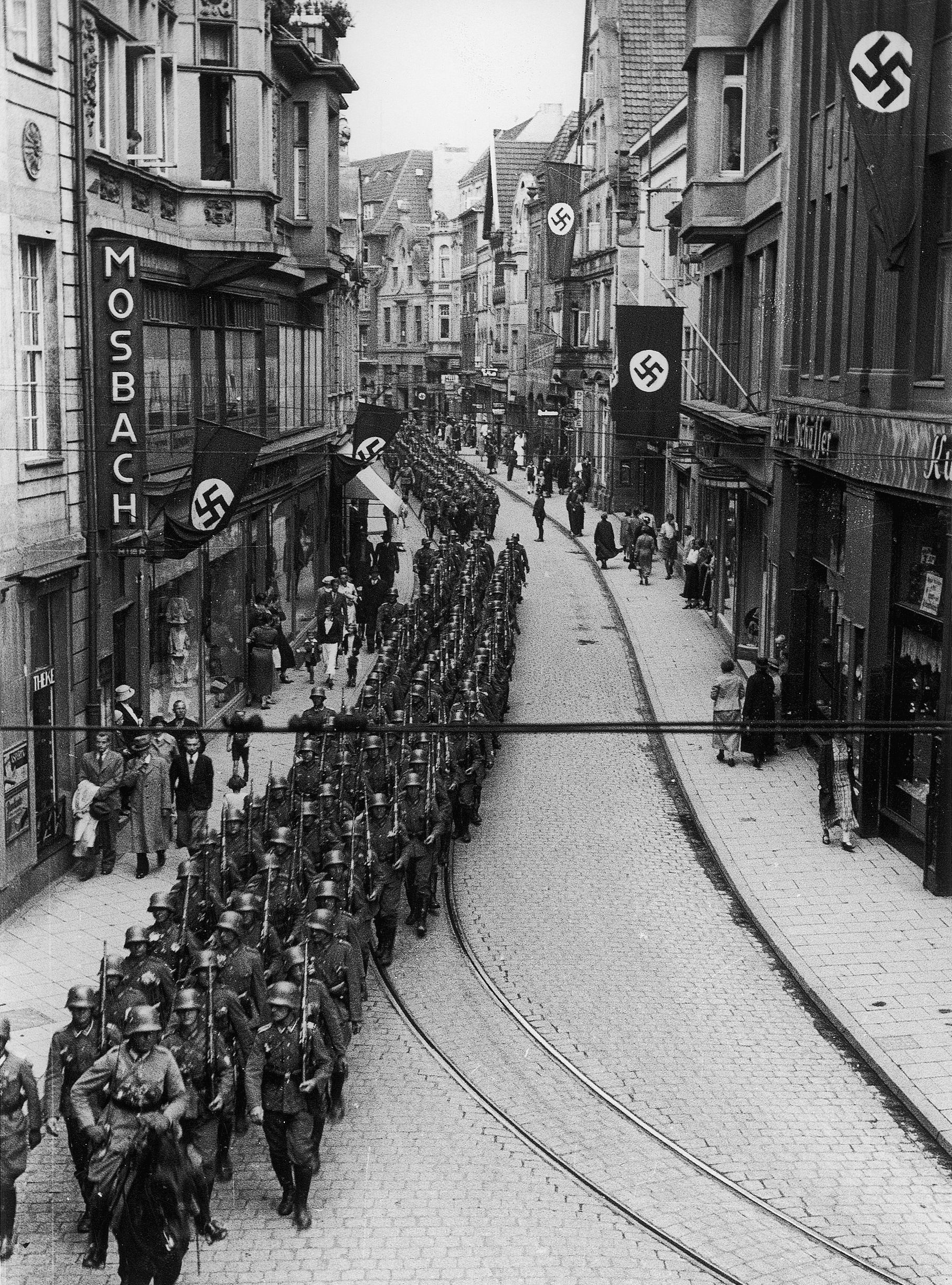 Straße mit einem Aufmarsch vieler Menschen