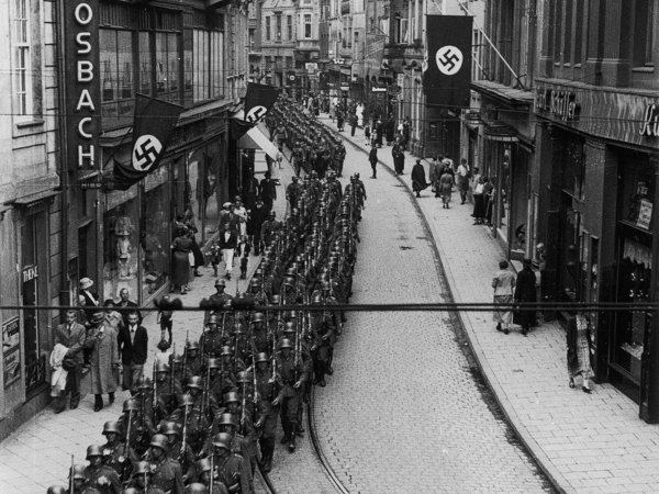 Straße mit einem Aufmarsch vieler Menschen