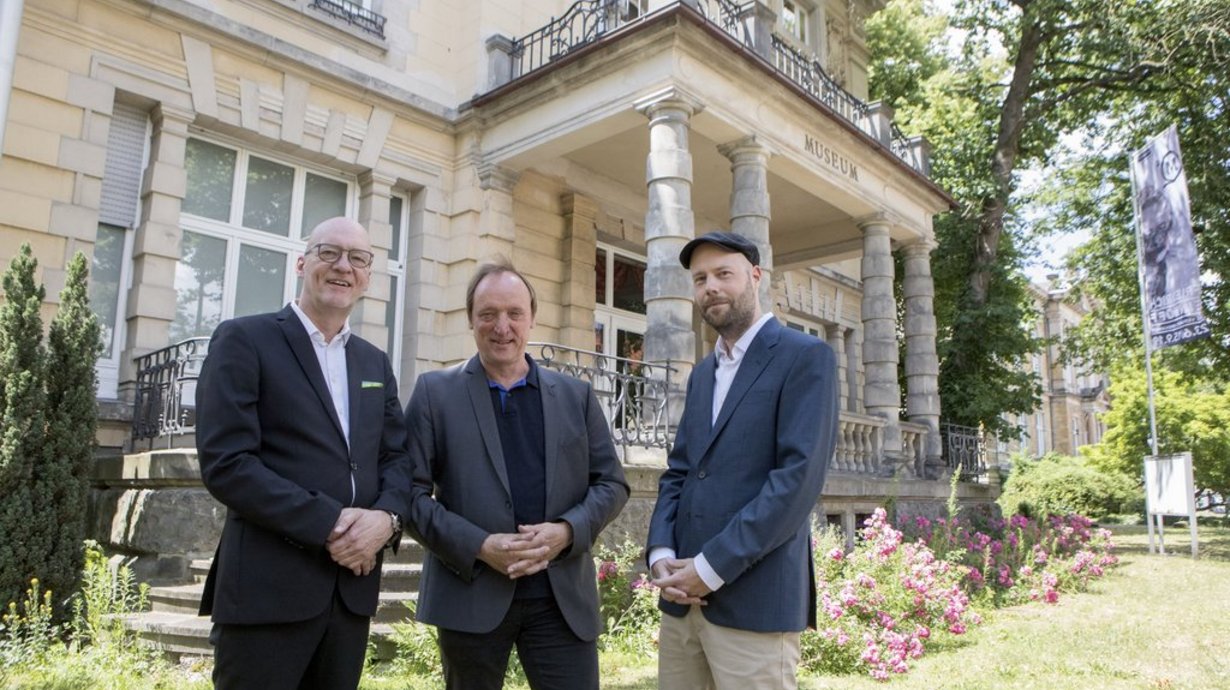 Wolfgang Beckermann (Stadtrat), Prof. Dr. Alfons Kenkmann (Vorsitzender des Beirates) und Niel-Arne Kässens (Museumsdirektor) vor der Villa im Museumsquartier.