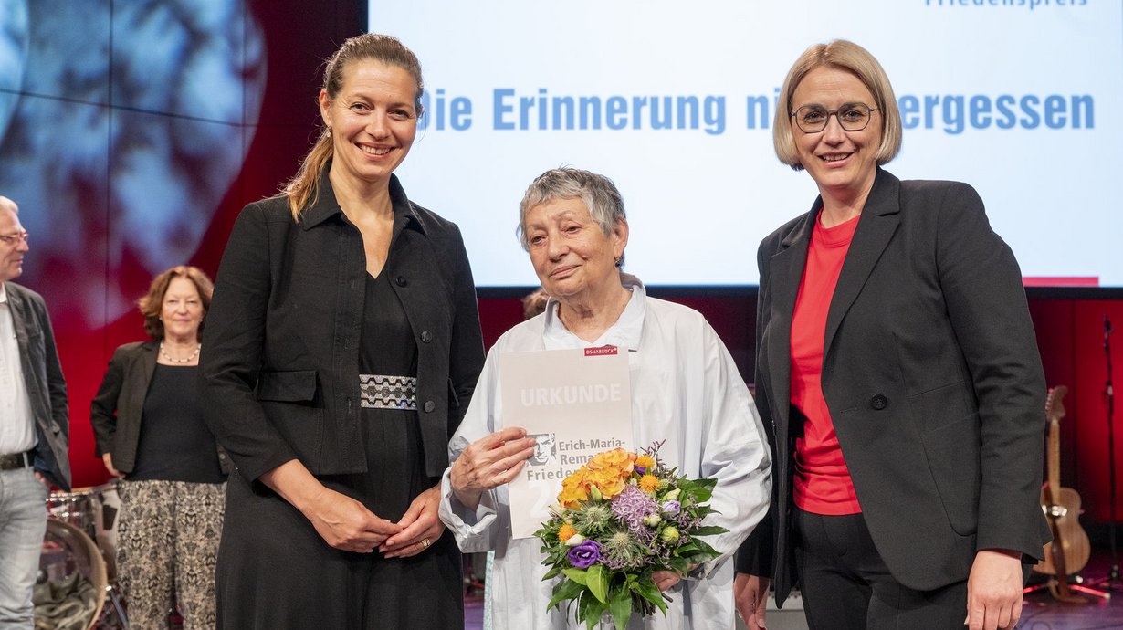 Von links: Die Vorsitzende der Friedenspreis-Jury, Universitätspräsidentin Prof. Susanne Menzel-Riedl, Preisträgerin Ljudmila Ulitzkaja und Oberbürgermeisterin Katharina Pötter. 