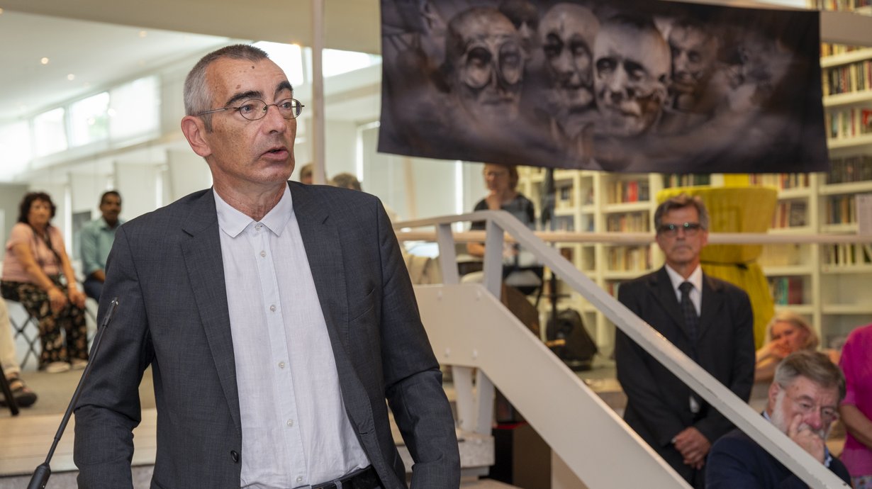 Dr. Thomas Schneider bei der Eröffnung der Ausstellung Networking Remarque anlässlich des 125. Geburtstags des Schriftstellers am 22. Juni 2023. 