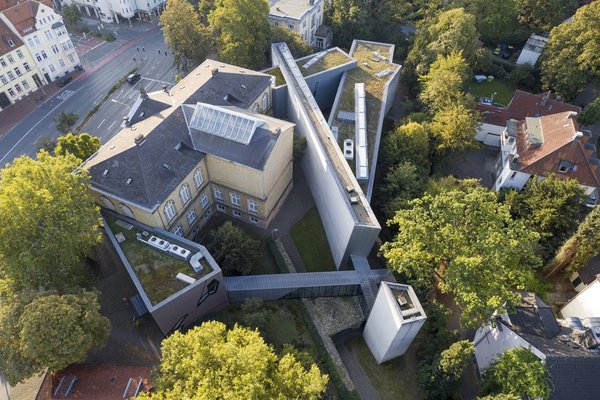 Von oben betrachtet ist es gut zu erkennen: Die Elemente des Felix-Nussbaum-Hauses bilden ein Dreieck. Foto: Uwe Lewandowski