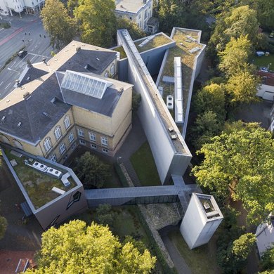 Von oben betrachtet ist es gut zu erkennen: Die Elemente des Felix-Nussbaum-Hauses bilden ein Dreieck. Foto: Uwe Lewandowski