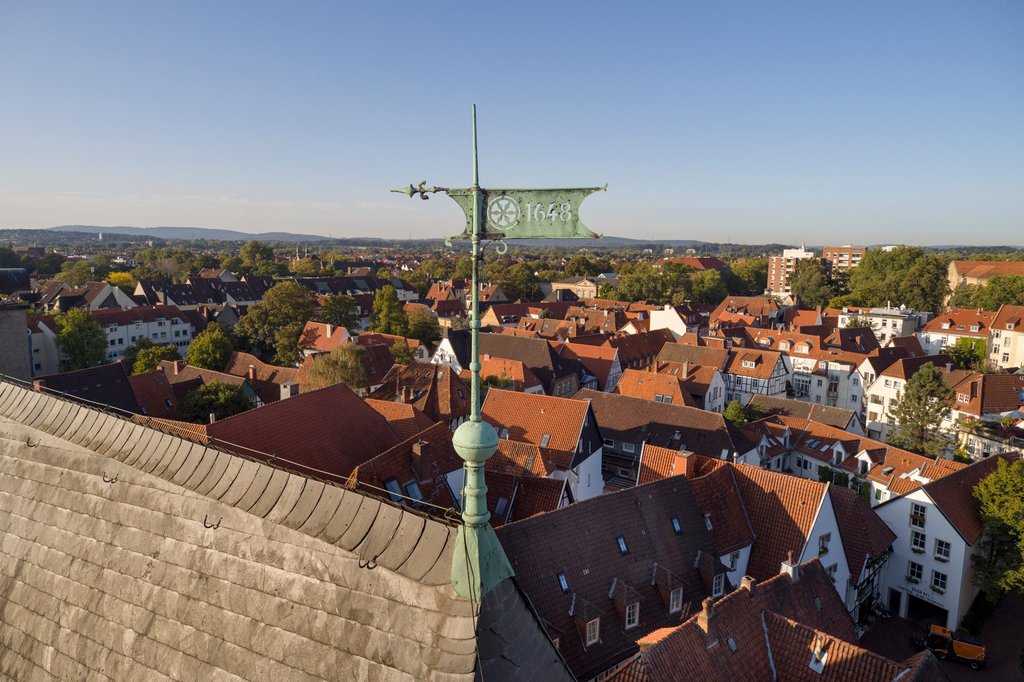 Frieden muss immer das Ziel aller Politik sein – dafür steht der Westfälische Frieden von 1648. Das Foto zeigt das Rathausdach und die Altstadt. Foto: Uwe Lewandowski