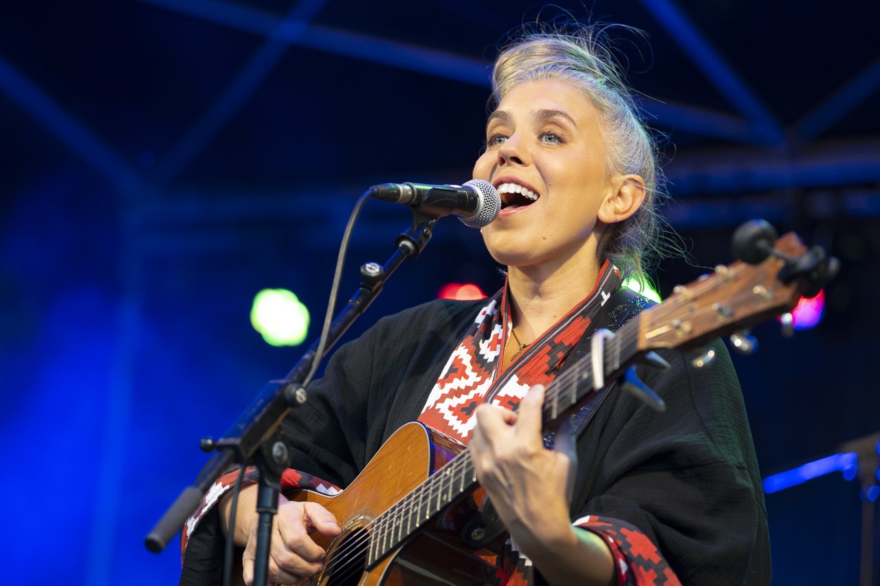 Die kanadisch-israelische Musikerin Yael Deckelbaum verzaubert das Publikum beim Open-Air-Konzert auf dem Marktplatz