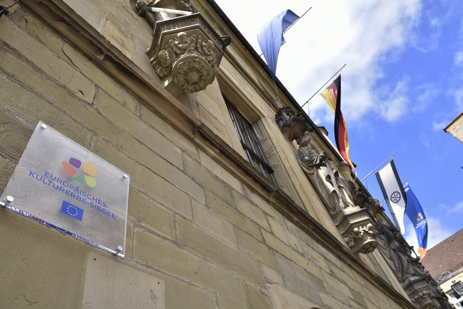 Europäisches Kulturerbe-Siegel am Rathaus Osnabrück.